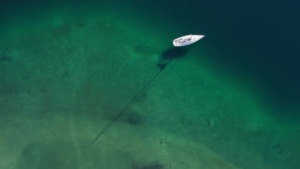 Uma Perspectiva Aérea Hipnotizante Barco Deslizando Pelas Águas Cristalinas Lago Gráficos De Vetor