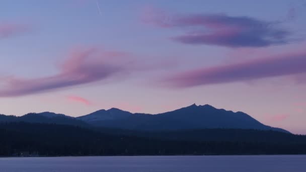 Widok Jezioro Tahoe Zmierzchu Górami Tle Pokazując Naturalne Piękno Krajobrazu — Wideo stockowe