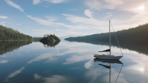 Tranquil Waters Tahoe Lake Create Perfect Mirror Solitary Sailboat Surrounding — Stock Video