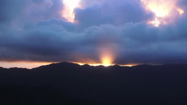 Sole Splende Luminoso Tra Nuvole Proiettando Caldo Bagliore Sulle Maestose — Video Stock
