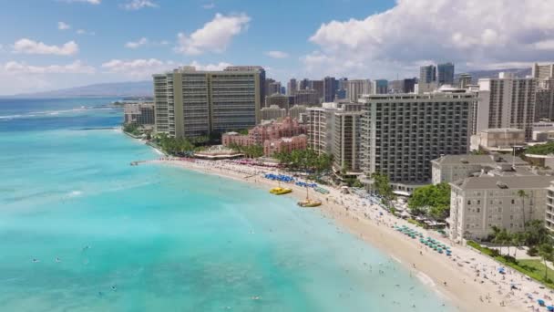 这个航景展示了美国夏威夷瓦胡岛的怀基基海滩 以及周围的建筑物和基础设施 海滩上排列着旅馆 度假胜地 商店和餐馆 — 图库视频影像