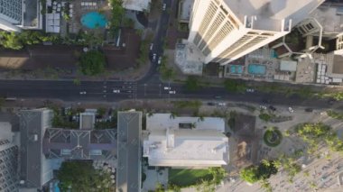 Bu hava manzarasında Hawaii 'nin Oahu adasında yer alan Waikiki' nin hareketli caddeleri ve ikonik binaları yer alıyor. Kamera şehir manzarasını yukarıdan yakalar,.