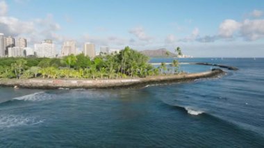 Oahu, Hawaii, ABD - 11 AĞUSTOS 2023: Okyanusun uçsuz bucaksız genişliğindeki bu küçük adanın eşsiz bitki örtüsü, fauna ve jeolojik özelliklerini sergilemesine tanık olun..