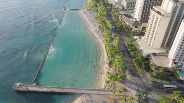 Vista Aérea Muestra Playa Waikiki Bullicioso Paisaje Urbano Waikiki Oahu Clip De Vídeo