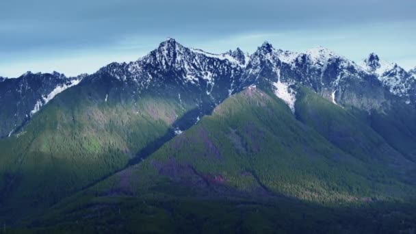 令人叹为观止的空中景观 展现了雪峰覆盖的沃辛顿崎岖的景色和生机勃勃的绿色山谷 4K镜头 — 图库视频影像