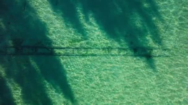 Batık Bir Demiryolu Pistinin Gölgeleri Tahoe Gölü Nün Kumlu Tabanında — Stok video