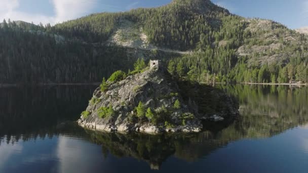 Tahoe Gölü California Nın Merkezinde Bulunan Küçük Issız Bir Adayı — Stok video