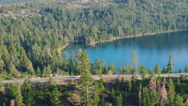 Tahoe Gölü Boyunca Uzanan Kıvrımlı Bir Yolda Ilerleyen Arabaların Yüksek — Stok video