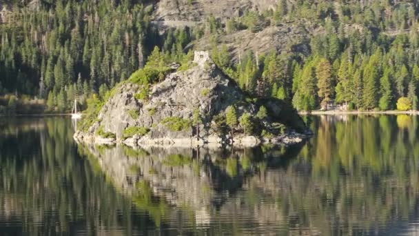 Ein Großer Felsen Steht Prominent Lake Tahoe Kalifornien Usa Und — Stockvideo
