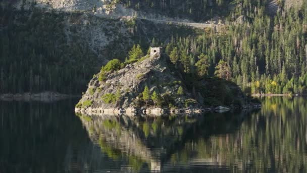 Відкриваючи Крихітний Острів Розташований Озері Тахо Каліфорнія Камера Захоплює Острови Стокове Відео 