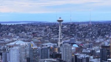Günbatımında Seattle silueti şehrin özünü yakalar. Uzay İğnesi, hareketli bir kentsel alanın arka planına ve solan ışığa karşı belirgin bir şekilde görünür. 4K görüntü. 