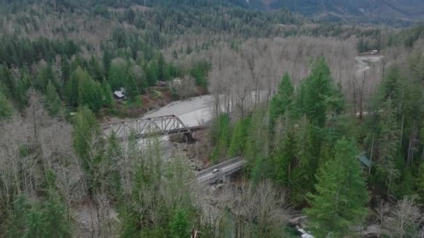 Spokojne Wody Krętej Rzeki Odzwierciedlają Pogodne Piękno Zalesionych Gór Washingtonów — Wideo stockowe