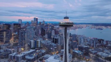 Seattle, Washington, ABD - 28 Aralık 2023: Seatlle 'ın havadan görünüşü alacakaranlıkta şehir ışıklarının bir duvar halısını sunuyor..