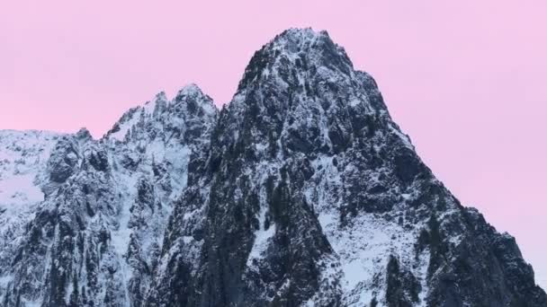 Washingtonin Lumipölyisen Vuorenhuipun Monimutkaiset Kuviot Korostuvat Hämärän Pehmeää Vaaleanpunaista Sävyä videoleike