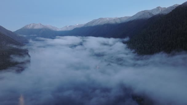 Drone Capturó Atmósfera Surrealista Lago Montaña Envuelto Niebla Con Picos — Vídeos de Stock