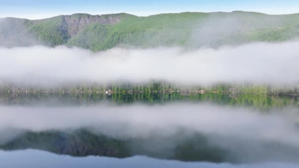 Affascinante Filmato Aereo Cattura Bellezza Eterea Lago Coperto Nebbia Circondato — Video Stock