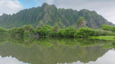 Çekimin ön planında bir göl var, arka planda yüksek bir sıradağ, çarpıcı bir doğal manzara yaratıyor..