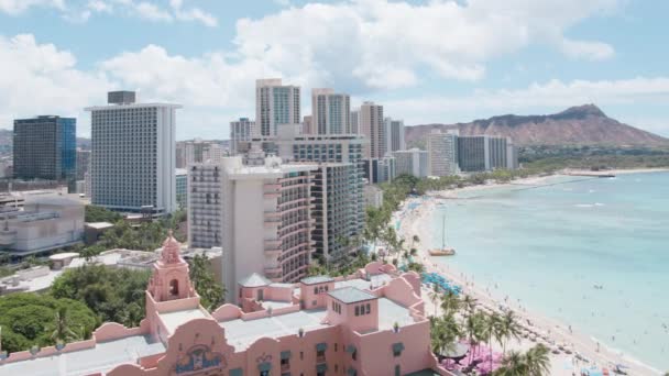 Παραλία Waikiki Κάτω Από Ένα Λαμπρό Γαλάζιο Ουρανό Γεμάτη Surfers — Αρχείο Βίντεο