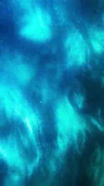 Dikey Ekran: Büyüleyici Turkuaz Mavi Su Dalgalanması Serene ve Sakinleştirici Atmosfer Yakalıyor. Sanat Kurulumu ya da Dikey Biçimlerde Rahatlatıcı Arkaplan İçin Mükemmel. 