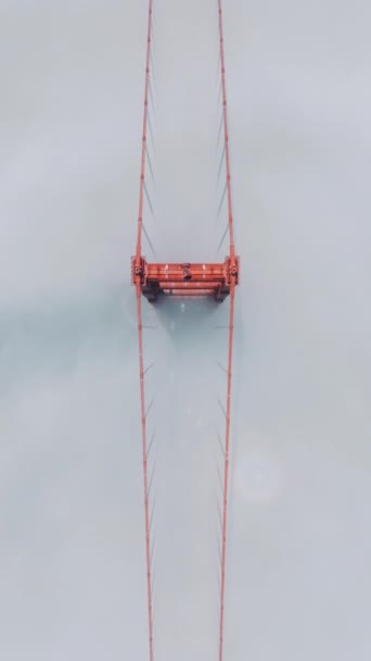 Vertikale Leinwand Von Oben Betrachtet Verschwindet Der Golden Gate Bridge Stockvideo