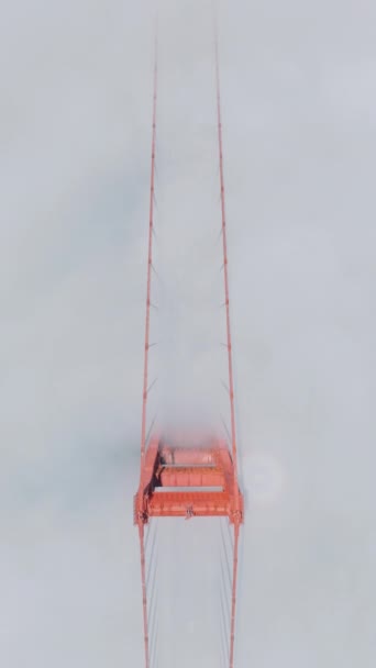 Verticaal Scherm Luchtzicht Golden Gate Bridge Als Zijn Torens Die Stockvideo's