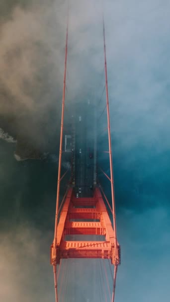 Vertikal Skärm Den Översta Vyn Golden Gate Bridge Höljd Tät — Stockvideo