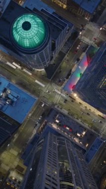 Dikey Ekran: Yukarıdan Çekilen Parlayan Kubbe ve Şehir Merkezi Sokakları Geceyi Aydınlatır. Dinamik Trafik Hareketi Belirleyici. 4K Görüntü. 
