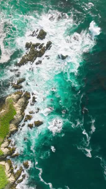 Vertical Screen Emerald Green Waters Clash Jagged Rocks Creating Frothy tekijänoikeusvapaa kuvapankkivideo
