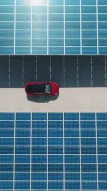 Yüklenecek Güneş Paneli Dizisi Altında Park Yeri Arayan Kırmızı Elektrikli Aracın Dikey Görünümü. 4K Görüntü. 