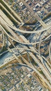 I-105 ve I-110 otoyollarının hareketli etkileşimini gösteren Yargıç Harry Pregerson kavşağının dikey görüntüsü. 4K görüntü. 