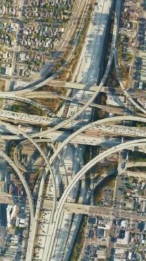 I-105 'i I-110, Los Angeles' a bağlayan Yargıç Harry Pregerson Interchange 'in karmaşık ağını gösteren hava görüntüsü. 4K görüntü. 