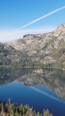 Kaliforniya 'daki Tahoe Gölü' nün büyüleyici hava perspektifini keşfedin, kristal berrak sularını ve görkemli dağlarını dikey ekranda sergiliyor, benzersiz bir bakış açısı sunuyor.