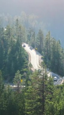 Kaliforniya, Tahoe Gölü yakınlarındaki verimli ormanlarla çevrili çarpıcı ve dolambaçlı dağ yollarını aşın. Görgü tanıkları bu manzaralı yolda manevra yapıyorlar.