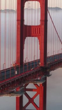 Dikey Ekran: San Francisco 'daki sisli Golden Gate Köprüsü' nün çarpıcı hava görüntüsü, olağanüstü mühendislik harikası ve ABD 'nin Kaliforniya kentsel ulaşım bağlantısının görüntüsü.