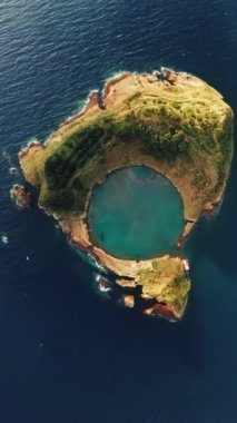 Portekiz 'in Azores şehrinde yemyeşil, sakin bir lagün ve geniş bir okyanusla çevrili nefes kesici hava manzarası doğal dünyanın güzelliğini gözler önüne seriyor.