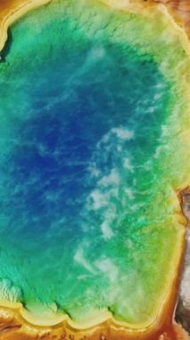 Dikey Ekran: Yellowstone Ulusal Parkı 'ndaki Büyük Prismatik Baharın çarpıcı renklerine bir hava dikey videosuyla tanık olun, doğal güzellikler ve jeotermal harikalar sergiliyor.