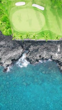 Dikey Ekran: Muhteşem bir hava perspektifi Hawaii Büyük Adası 'nın çarpıcı cazibesini gözler önüne seriyor, engebeli bir kıyı şeridi, turkuaz suları ve dikey bir video düzeninde yeşil bir golf sahası.
