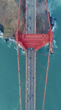 Dikey Ekran: Görkemli Altın Kapı Köprüsü, mavi denize karşı kızıl güzelliğini gösteren dikey bir çerçeveden görüldü. San Francisco 'nun bir sembolü ve etkileyici bir mühendislik başarısı.