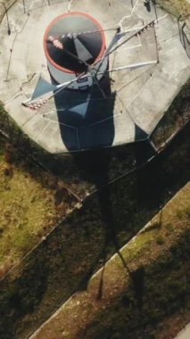 Dikey ekran: Portekiz, Nazar 'da bir rüzgar türbinini gösteren dikey hava görüntüleri. Açık gökyüzü ve güzel manzara