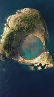 Portekiz, Azores 'deki büyüleyici volkanik adayı keşfedin, yemyeşil, yüksek uçurumlarla süslenmiş, ve dingin mavi bir göl, büyüleyici eko-turizm deneyimleri için mükemmel.
