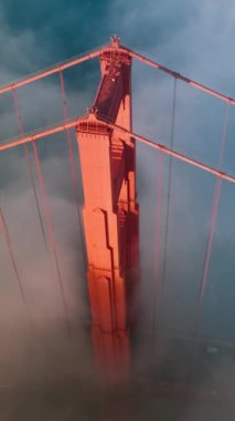 San Francisco 'daki ikonik Golden Gate Köprüsü' nün çarpıcı sisli hava manzarası. Bulutlarla çevrili bu ünlü simgenin güzelliğini ve ihtişamını yakalayın..