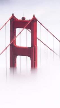 Dikey Ekran: Golden Gate Köprüsü San Franciscos sisinde belirir ve etkileyici mühendisliğini bir ABD simgesi olarak vurgular. Güzelliği ve ihtişamı klasik tasvirlerde yer alır.