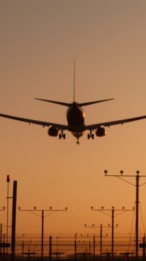 Günbatımında yere inen bir uçağın büyüleyici görüntüsünün tadını çıkarın. Seyahat, havacılık ve havaalanı temalı projeler için uygun. Huzur ve harikayı çağrıştırıyor. Huzurlu anları sergilemek için ideal.