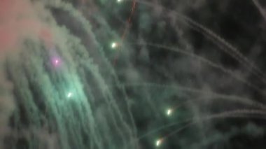 Büyüleyici bir sahne, kırmızı havai fişeklerin patlayıp, 120 fp 'lik yüksek çerçeve hızıyla kaydedilen yavaş çekimde ışıldayarak büyüleyici bir ışık ve renk gösterisi yaratıyor.