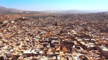 4K çözünürlüğüyle Fez, Fas 'ın nefes kesici hava manzarası büyüleyici şehir planlarını ve doğal güzelliğini gözler önüne seriyor. Kültürel deneyimler arayan maceracı gezginler için ideal.