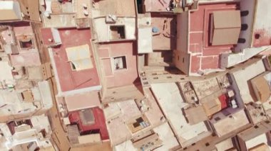 Fas 'ın Fez kenti, tarihi kentini, geleneksel simgelerini ve canlı kentsel yapısını gözler önüne seren, mimari yerleşim ve kültür mirasını ön plana çıkaran muhteşem bir hava perspektifi sunuyor.