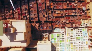 Fas 'ın Fez kentindeki Chouara Tabakhanesi, güzel bir şekilde renkli boya fıçılarını ve karmaşık tasarımları sergiliyor. Bölgenin yerel işçiliğini ve canlı kültürünü gözler önüne seriyor.