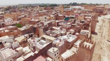 Fez, Fas 'ta geleneksel ve modern mimari tarzların büyüleyici bir karışımı, tarih ve kültürle dolu eşsiz bir şehir manzarası yaratıyor.