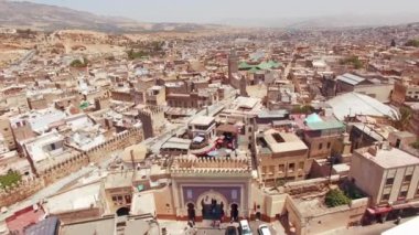Fez, Fas 'ın nefes kesici hava manzarası, şehrin karmaşık mimarisini ve 4K kalitesinde hareketli caddeleri gözler önüne seriyor.