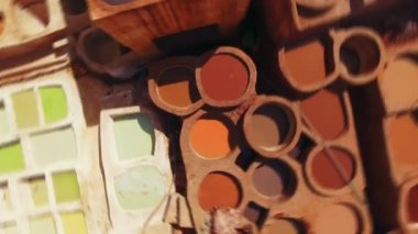 Fas 'ın Fez kentindeki Chouara Tannery' de, bir hava fotoğrafında geleneksel deri bronzlaştırma zanaatı sergileniyor.